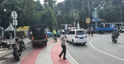 Aparat gabungan dari TNI, Polri, dan Pemda Jakarta menggelar operasi penertiban parkir liar di sekitar kawasan Monas, Jakarta Pusat, Sabtu, 5 April 2025. (Sumber: Dok. Polres Metro Jakarta Pusat)