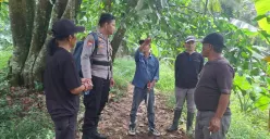Personel Polsek Pabuaran dibantu warga setempat melakukan penyisiran jalan setapak yang biasa dilintasi korban Nasim yang dilaporkan hilang oleh keluarganya. (Sumber: Dok. Humas Polresta Serang Kota)