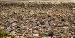 Pantai Teluk Labuan, Pandeglang, Banten,yang kini kotor kembali setalah dibersihkan oleh  Pandawara Group. (Sumber: X/@namdoyan)