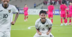 Potret pemain Timnas Indonesia U-17 saat merayakan kemenangan usai mengalahkan Korea Selatan di Piala Asia U-17 2025. (Sumber: X/@erickthohir)
