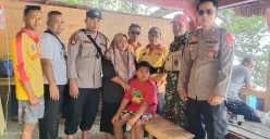 Tim Balawista Pandeglang bersama polisi saat mempertemukan anak yang terpisah dari orang tuanya di Pantai Carita. (Sumber: Dok. Balawista Pandeglang)