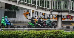 Sejumlah pengendara melintasi Jalan Gatot Subroto, Jakarta Selatan. BMKG memprakirakan cuaca sejumlah wilayah DKI Jakarta berpotensi hujan selama tiga hari ke depan. (Sumber: Poskota/Bilal Nugraha Ginanjar)