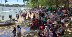 Ribuan wisatawan memadati kawasan Pantai Carita, Pandeglang, Banten, saat libur Lebaran 2025. Ramainya kunjungan ini turut mendorong perputaran uang di sektor pariwisata daerah. (Sumber: Poskota/Samsul Fatoni)