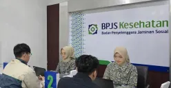 Ilustrasi - Petugas BPJS Kesehatan sedang memberikan pelayanan pada peserta. (Sumber: Media Center Kabupaten Garut)