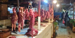 Daging sapi di Pasar Tomang Barat, Grogol Petamburan, Jakarta Barat, Selasa, 8 April 2025. (Sumber: Poskota/Pandi Ramedhan)