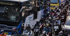 Sejumlah ruas jalan di Jakarta berpotensi macet hari ini, Senin. 5 Oktober 2026 karena ada demo di DPR dan Timnas Indonesia di GBK. (Sumber: Poskota/Bilal Nugraha Ginanjar)