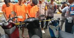 Tiga begundal curanmor menunduk lesu setelah nekat mencuri motor dinas polisi yang sedang salat Subuh di masjid. Barang bukti motor hasil kejahatan turut dipajang dalam konferensi pers di Mapolsek Cikande. (Sumber: Poskota/Rahmat Haryono)