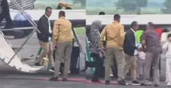 Video diduga keluarga Bahlil Lahadalia turun dari private jet viral di X, picu kritik netizen soal gaya hidup pejabat dan dugaan penggunaan fasilitas negara untuk kepentingan pribadi. (Sumber: Capture akun @BosPurwa)