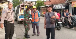 Petugas dari kepolisian dan PLN melakukan perapian pada kabel yang menjuntai di jalanan di Depok, Rabu, 9 April 2025. (Sumber: Dok. Polsek Bojongsari)