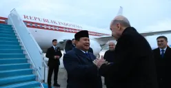 Tiba di Bandar Udara Internasional Esenboga, Ankara, Presiden Prabowo Subianto disambut Recep Tayyip Erdoğan. (Sumber: X/@prabowo)