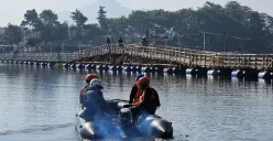 Personel gabungan melakukan pencarian korban IW yang tenggelam di area Waduk Saguling, Kampung Sasak Bodas, Desa Cangkorah, Kecamatan Batujajar, Kabupaten Bandung Barat, Rabu, 9 April 2025. (Sumber: Poskota/Gatot Poedji Utomo)