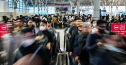 Sejumlah pekerja memadati Stasiun Manggarai, Jakarta, pada saat jam pulang kerja, Rabu, 9 April 2025. (Sumber: (Poskota/Bilal Nugraha Ginanjar))