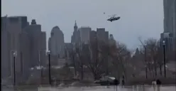 Helikopter wisata Bell 206 jatuh di Sungai Hudson, New York, menewaskan 6 orang termasuk 2 anak. Diduga kehilangan kendali usai melewati Jembatan George Washington. Penyebab masih diselidiki. (Sumber: Capture Video AP)