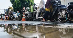 Ilustrasi jalan dilintasi pengendara. (Sumber: Poskota/Bilal Nugraha Ginanjar)