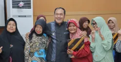 Walikota Cimahi, Ngatiyana (tengah), berfoto dengan ibu-ibu lansia usai kegiatan Pencanangan Cimahi Peduli Ibu, di Gedung A Aula Pemkot Cimahi, Jalan Demang Hardjakusumah, Jumat 11 April 2025. (Sumber: Diskominfo Kota Cimahi)