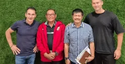 Pertemuan Indra Sjafri dengan pelatih Timnas Indonesia U-23, Gerald Vanenburg. (Foto: Instagram/@geraldvanenburgofficial)