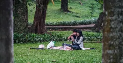 Pengunjung Taman Langsat, Jakarta Selatan. (Sumber: Poskota/Bilal Nugraha Ginanjar)