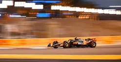 Oscar Piastri membawa McLaren menguasai F1 GP Bahrain 2025. (Sumber: Instagram @mclaren)