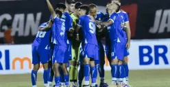 Potret para pemain Persib Bandung saat melawan Borneo FC pada pekan ke-28 di Stadion Segiri, Jumat 11 April 2025. (Sumber: X/@persib)