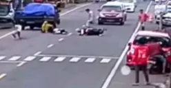 Kecelakaan pengendara motor ditabrak pejalan kaki di Sulawesi Selatan. (Sumber: Tangkap Layar Instagram/@funnelmedia)