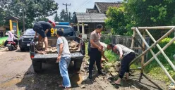 Sejumlah anggota Polsek Cikedal, Pandeglang, bersama warga saat melakukan perbaikan jalan rusak secara swadaya. (Sumber: Dok. Polsek Cikedal)