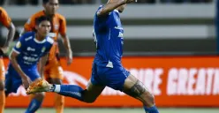 Tyronne Del Pino saat mengeksekusi tendangan penalti ke gawang Borneo FC dalam lanjutan Liga 1 2024/2025 pekan ke-28 di Stadion Segiri, Jumat 11 April 2025. (Sumber: X/@persib)