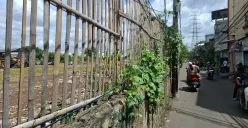 Lokasi lapangan tempat limbah sumber bau menyengat berbatasan langsung dengan permukiman warga lingkungan RW 09, Kelurahan Rawa Badak Selatan, Kecamatan Koja, Jakarta Utara. (Sumber: Poskota/Angga Pahlevi)