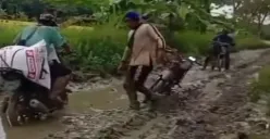 Petani di Desa Cisarap, Kecamatan Wanasalam, Kabupaten Lebak, kesulitan saat mengangkut hasil panen padi di jalan berlumpur. (Sumber: Dok. Warga)