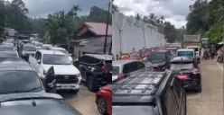 Situasi Jalan Lintas Sumatera macet total karena adanya pesta pernikahan anak Gubernur Sumatera Barat. (Sumber: Tangkap Layar Instagram/@funnelmedia)