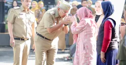 Wali Kota Bandung, Muhammad Farhan, memimpin peluncuran program Bandung Nyaah Ka Indung, Senin, 14 Maret 2025, sebagai upaya meningkatkan kesejahteraan lansia perempuan. (Sumber: Diskominfo Kota Bandung)