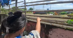 Lokasi tempat limbah cair dalam drum milik PT Elnusa Petrofin, di Kampung Tanah Merah, RW 09, Kelurahan Rawa Badak Selatan, Kecamatan Koja, Jakarta Utara. (Sumber: Poskota/Angga Pahlevi)