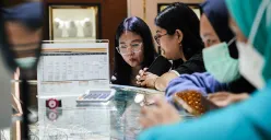 Harga emas perhiasan hari ini, Sabtu, 8 Agustus 2026 stabil di berbagai toko. (Sumber: Poskota/Bilal Nugraha Ginanjar)