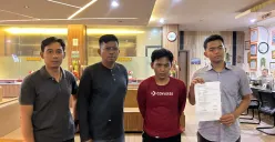 Petugas Polsek Ciputat Timur mengamankan seorang guru hadroh (kaos lengan panjang merah). (Sumber: Dok. Polsek Ciputat Timur)