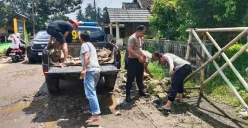 Sejumlah warga dan anggota melakukan perbaikan jalan rusak di Cikedal, Kabupaten Pandeglang. (Sumber: Dok. Polsek Cikedal)