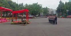 Upacara sertijab enam pejabat utama Polda Metro Jaya di Lapangan Presisi Ditlantas, Selasa, 15 April 2025. (Sumber: Poskota/Ali Mansur)