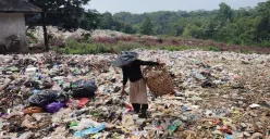 Seorang sedang memungut sampah di TPA Bojongcanar, Desa Karyautama, Kecamatan Cikedal, Kabupaten Pandeglang. (Sumber: Poskota/Samsul Fatoni)