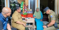 Pihak Pemkot Cimahi sidak ke warung sekitar sekolah, Selasa, 15 April 2025. (Sumber: Poskota/Gatot Poedji Utomo)