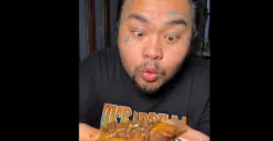 King Abdi memperlihatian Bebek Goreng Bumbu Hitam khas Madura dengan membagikan resepnya. (Sumber: Capture Tiktok King Abdi)