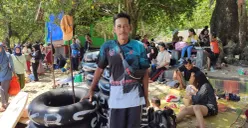 Warga Desa Sukajadi, Kecamatan Carita, Pandeglang, Asmin, menghidupan keluarganya dengan membuka usaha jasa sewa ban pelampung di Pantai Carita, Selasa, 15 April 2025. (Sumber: (Poskota/Samsul Fatoni))
