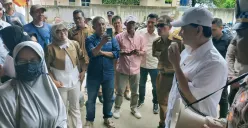 Wakil Gubernur Banten, A Dimyati Natakusumah saat meninjau kegiatan pemutihan pajak kendaraan di Samsat Rangkasbitung, Lebak. (Sumber: Poskota/Samsul Fatoni)
