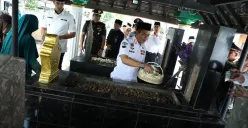 Bupati Bandung Dadang Supriatna melakukan ziarah ke makam mantan Bupati Bandung dalam rangka Hari Jadi ke-384. (Sumber: Dok. Pemkab Bandung)