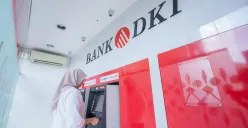 Peserta bansos KLJ April 2025 bisa langsung mencairkan dana bantuan pemerintah ke ATM Bank DKI. (Sumber: Dok. Bank DKI)