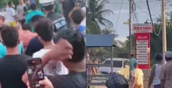 Beredar rekaman video yang memperlihatkan seorang anak di Pariaman nekat menabrak sang ayah hingga tewas dan diduga mengalami gangguan jiwa. (Sumber: Instagram/@medsoszone)