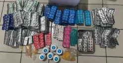 Barang bukti ratusan pil obat-obatan keras dijual bebas secara ilegal dari penggrebelan toko kelontong di wilayah hukum Polres Metro Depok. (Sumber: Dok. Humas Polres Metro Depok)