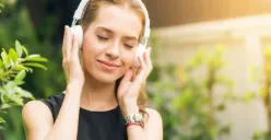 Dengerin lagu favorit kapan saja dengan mengunduhnya melalui browser.  (Sumber: Pinterest)