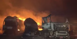 Kobaran api dan bangkai kendaraan yang berserakan usai serangan udara AS di pelabuhan minyak Ras Isa Yaman, Kamis 17 April 2025 waktu setempat. (Sumber: X/nowtypiing)