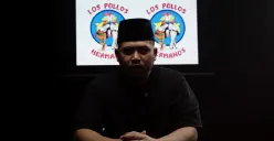 Tretan Muslim dalam video klarifikasinya membantah tuduhan King Abdi soal pemecatan dan klaim resep Bebek Carok. (Sumber: YouTube Tretan Muslim)