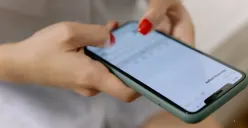 Cara gunakan aplikasi GetContact. (Canva)
