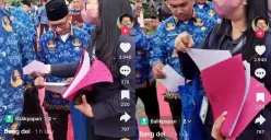 Viral beredar video ASN di Balikpapan yang selesai dilantik langsung ditawari pinjaman kredit dengan jaminan SK oleh sales. (Sumber: Tangkap layar TikTok/@bangdell)
