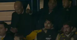 Tangkap layar saat Pelatih Timnas Indonesia, Patrick Kluivert bersama Jordi Cruyff dan Denny Landzaat nonton laga Oxford United vs Leeds United, terlihat Pascal Struijk duduk di bangku bagian bawah.